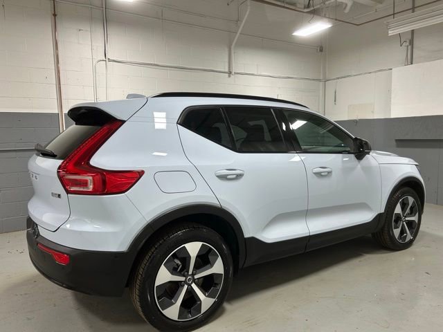 Used 2025 Volvo XC40 B5 Plus AWD/4WD image 3