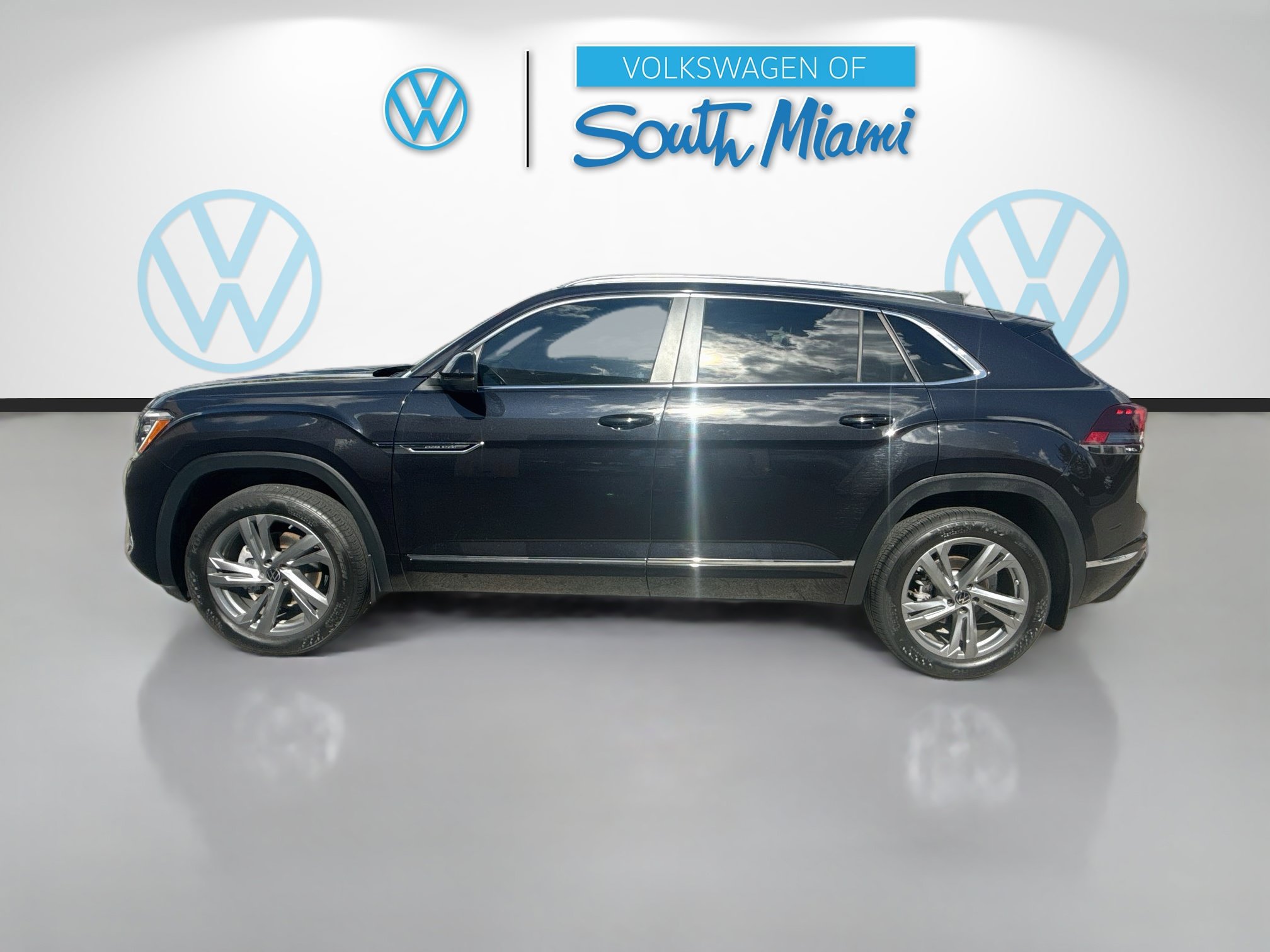 Used 2024 Volkswagen Atlas Cross Sport SEL R-Line AWD/4WD image 4