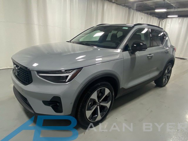 Used 2026 Volvo XC40 B5 Plus AWD/4WD image 1