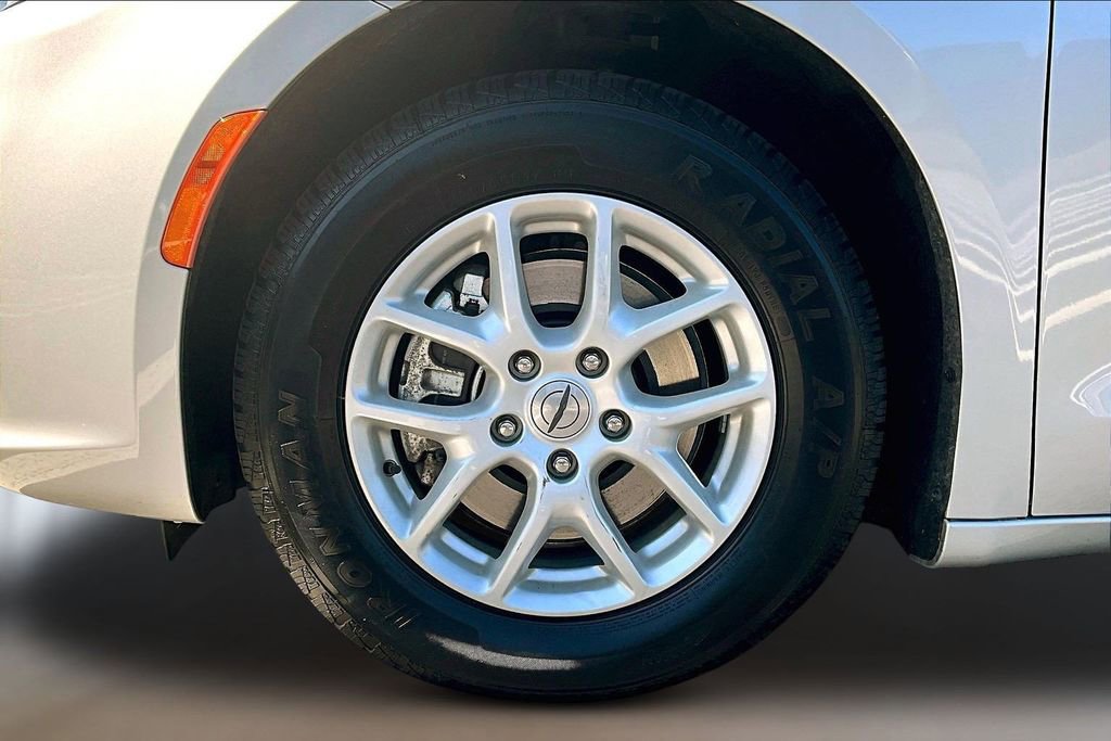 Used 2023 Chrysler Pacifica Touring-L image 35