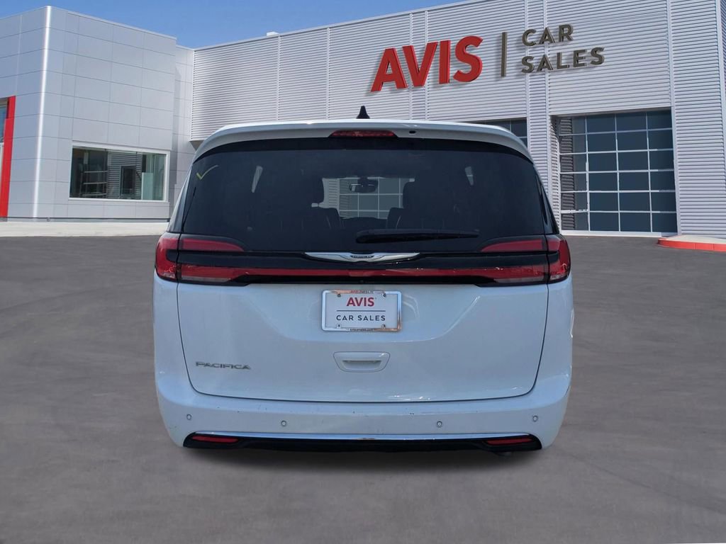 Used 2023 Chrysler Pacifica Touring-L image 7