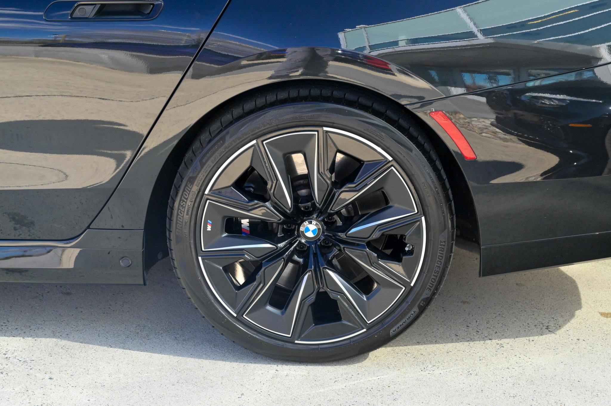 Used 2023 BMW 760i xDrive w/ Executive Package image 10