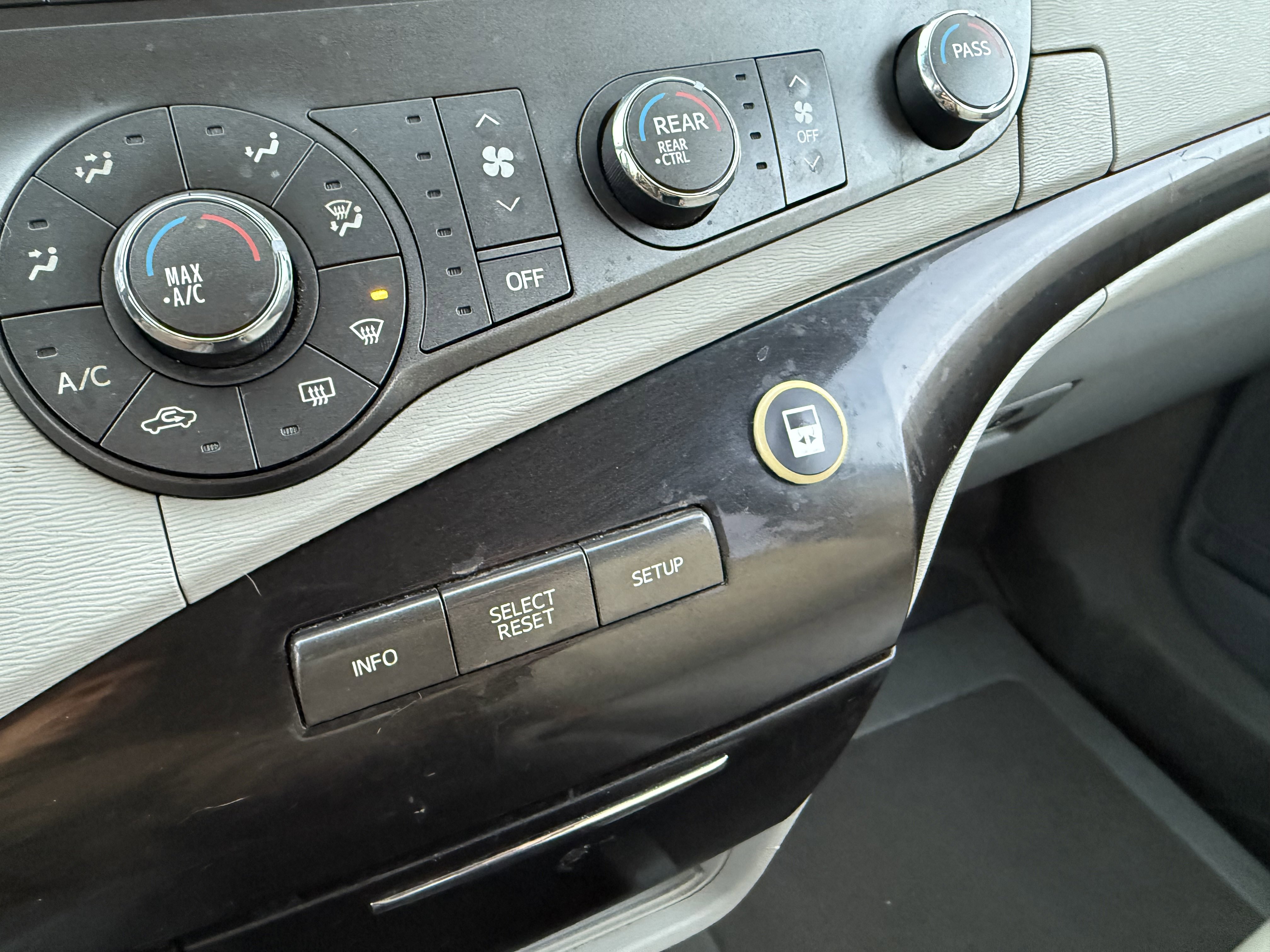 Used 2011 Toyota Sienna LE image 18