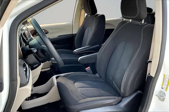 Used 2022 Chrysler Voyager LX FWD image 21