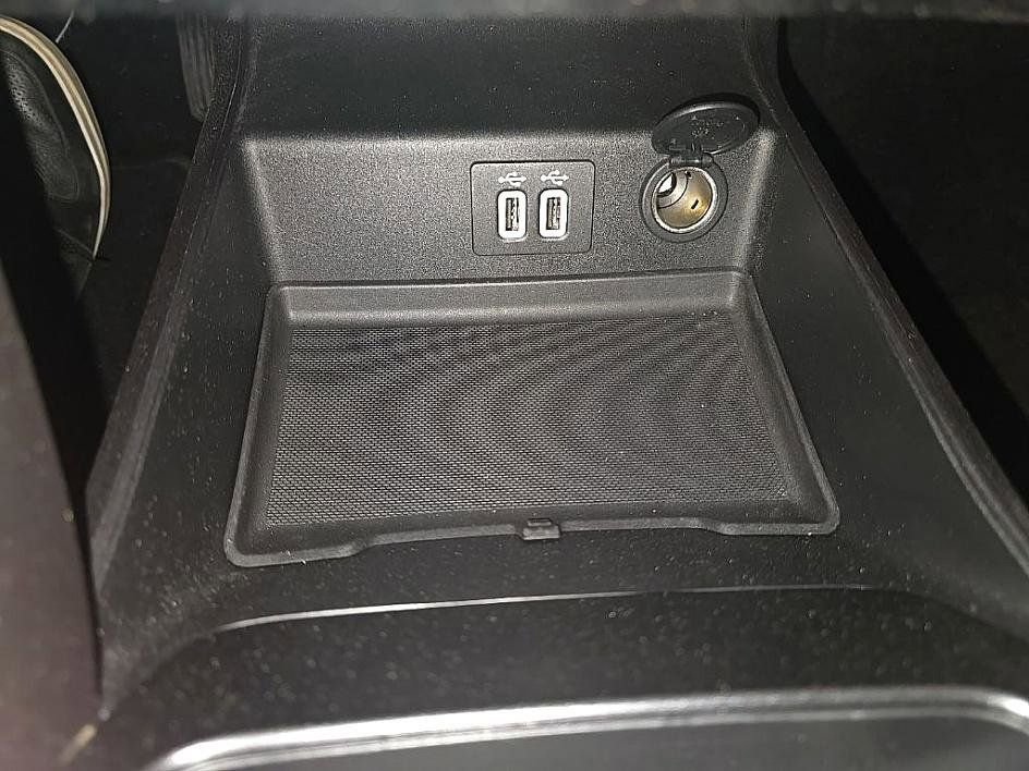 Used 2020 Ford Fusion SE image 25