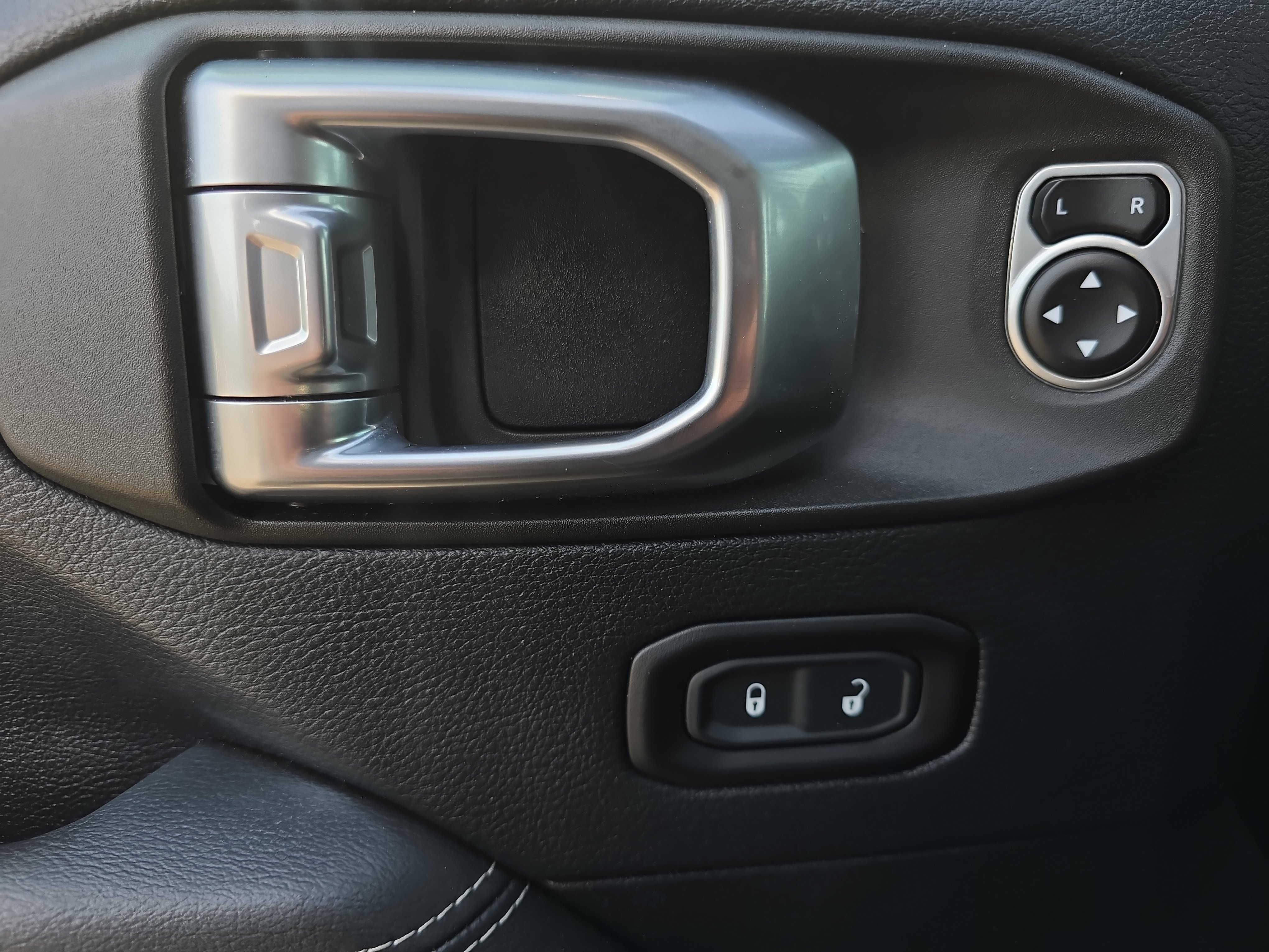 Used 2018 Jeep Wrangler Unlimited Sahara image 27