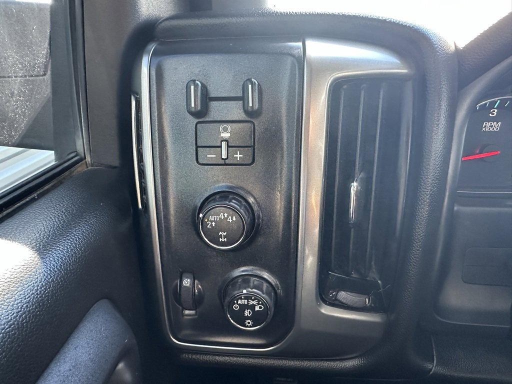 Used 2018 Chevrolet Silverado 1500 LT w/ LT Convenience Package image 17