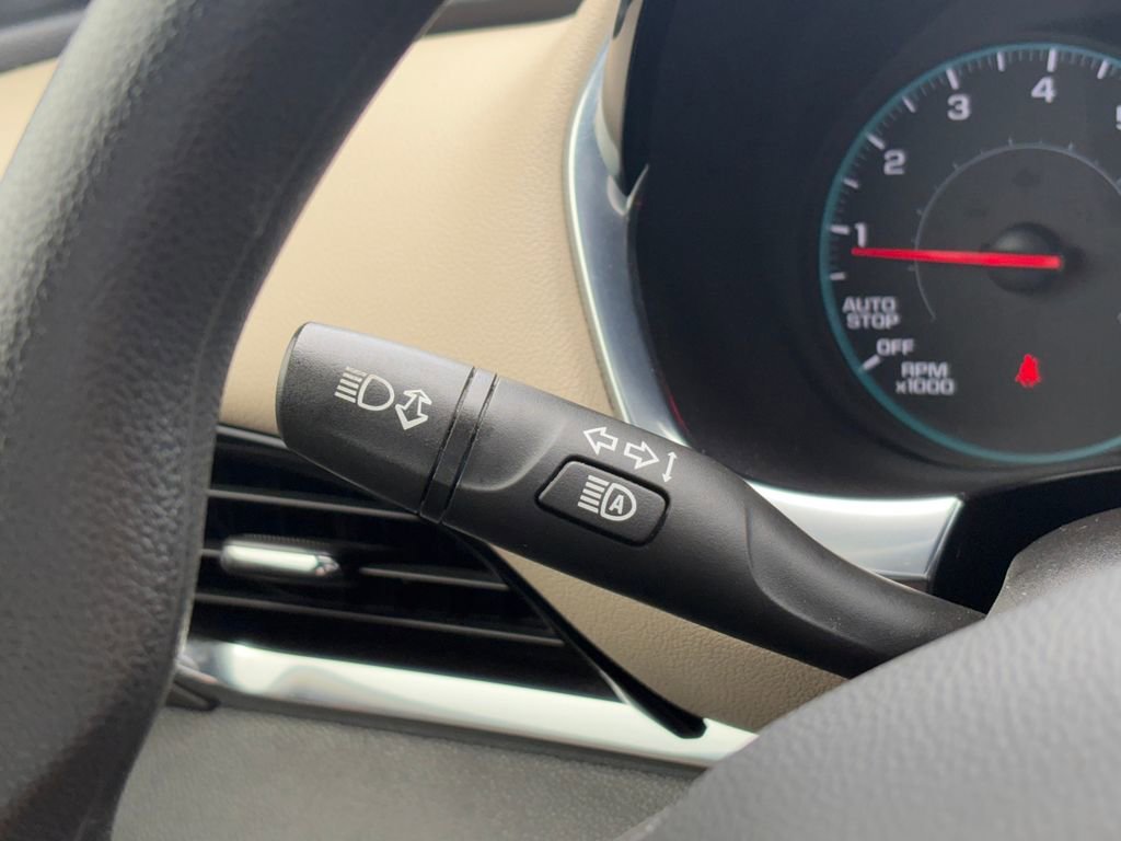 Used 2022 Chevrolet Traverse LS FWD image 15
