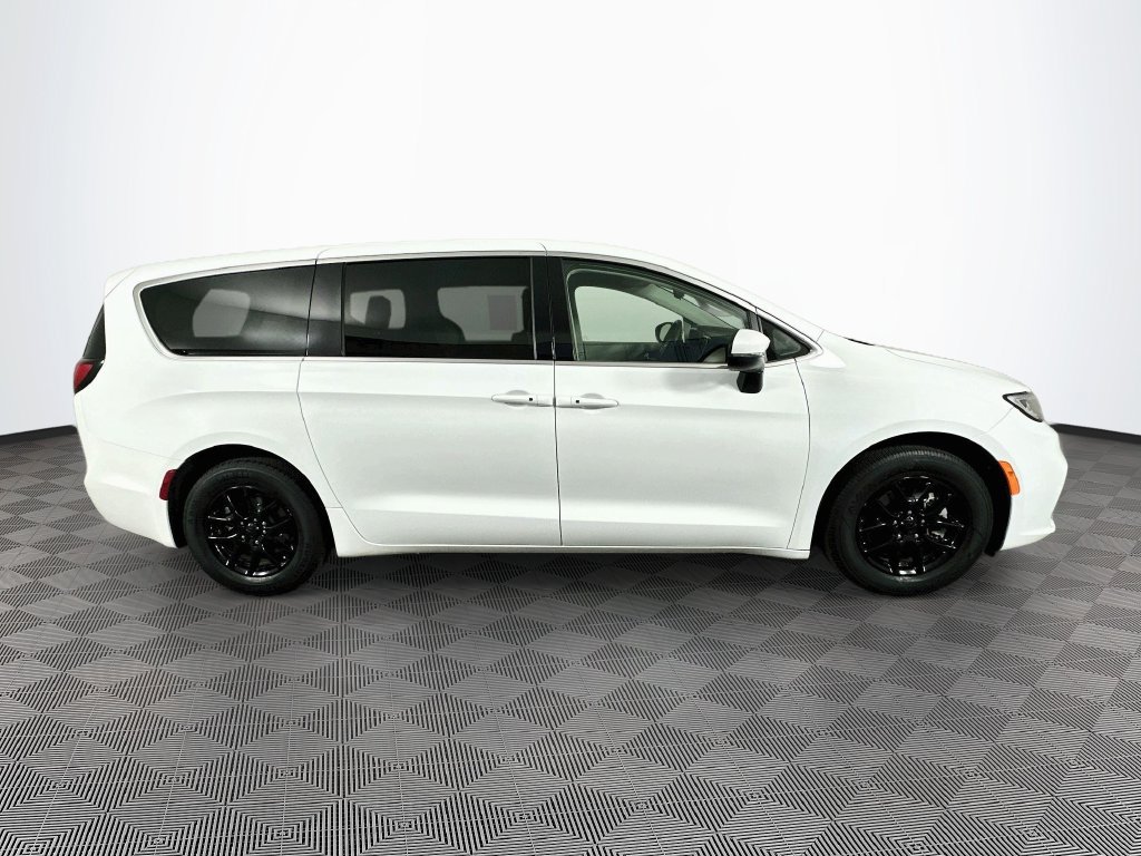 Certified 2023 Chrysler Pacifica Touring-L FWD image 13