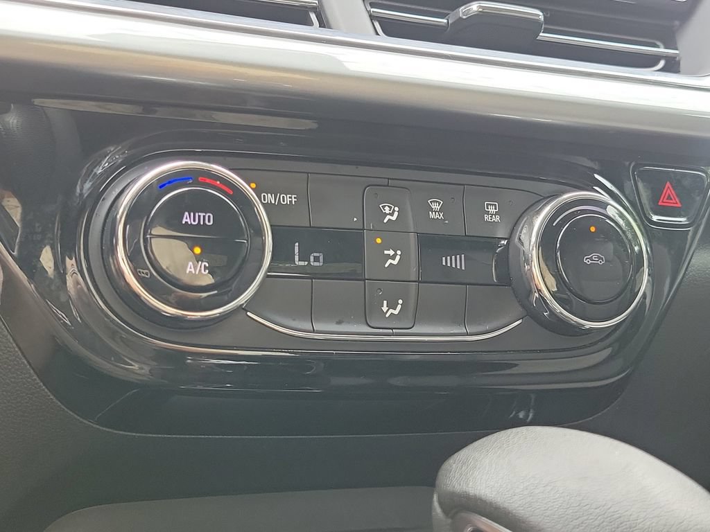 Used 2025 Chevrolet Trax LT FWD image 32