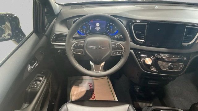 Used 2025 Chrysler Pacifica Select FWD image 17