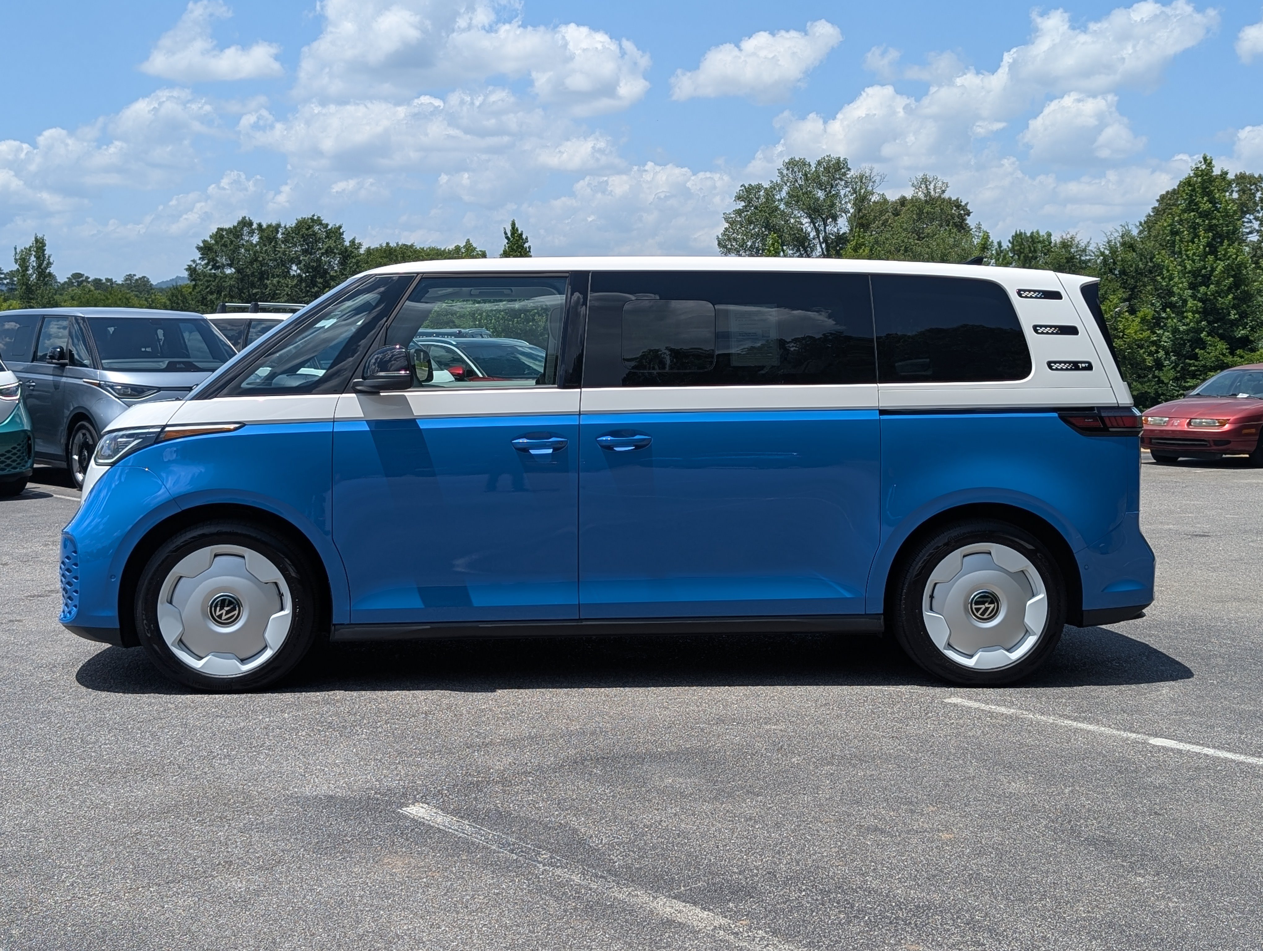 Used 2025 Volkswagen ID. Buzz Pro S Plus RWD image 6