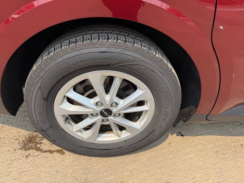 Certified 2023 Kia Carnival LX FWD image 15
