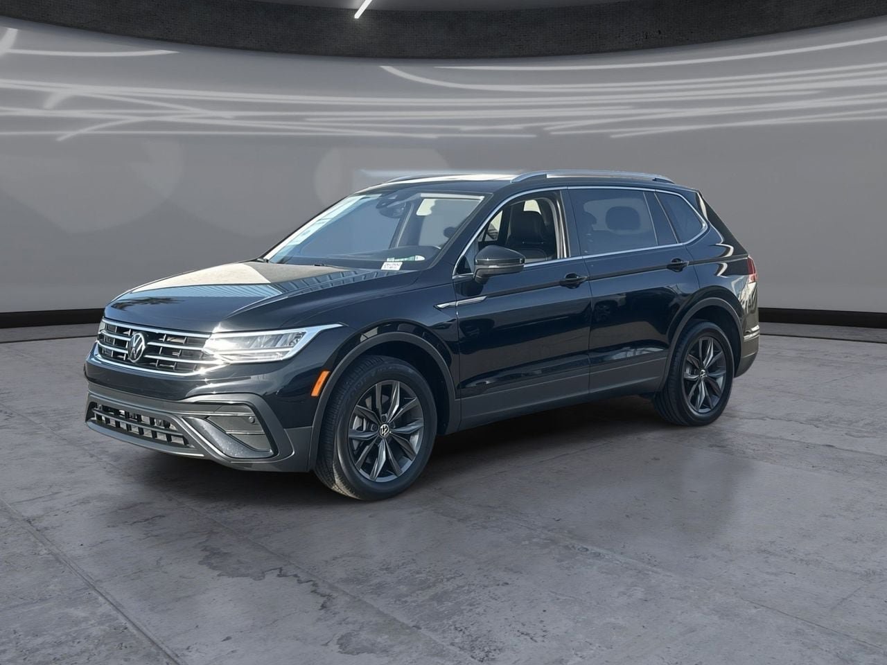 Used 2023 Volkswagen Tiguan SE w/ Panoramic Sunroof Package FWD image 3