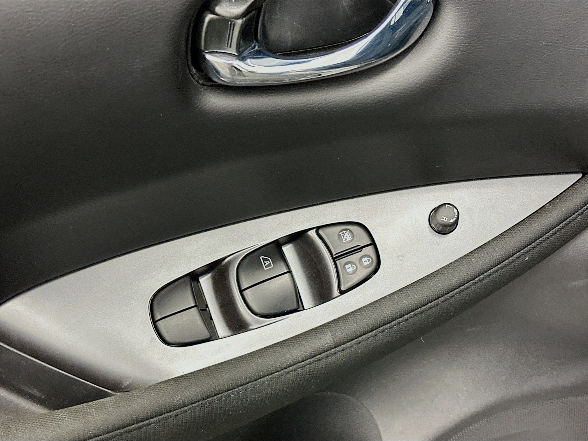 Used 2025 Nissan Leaf S image 15