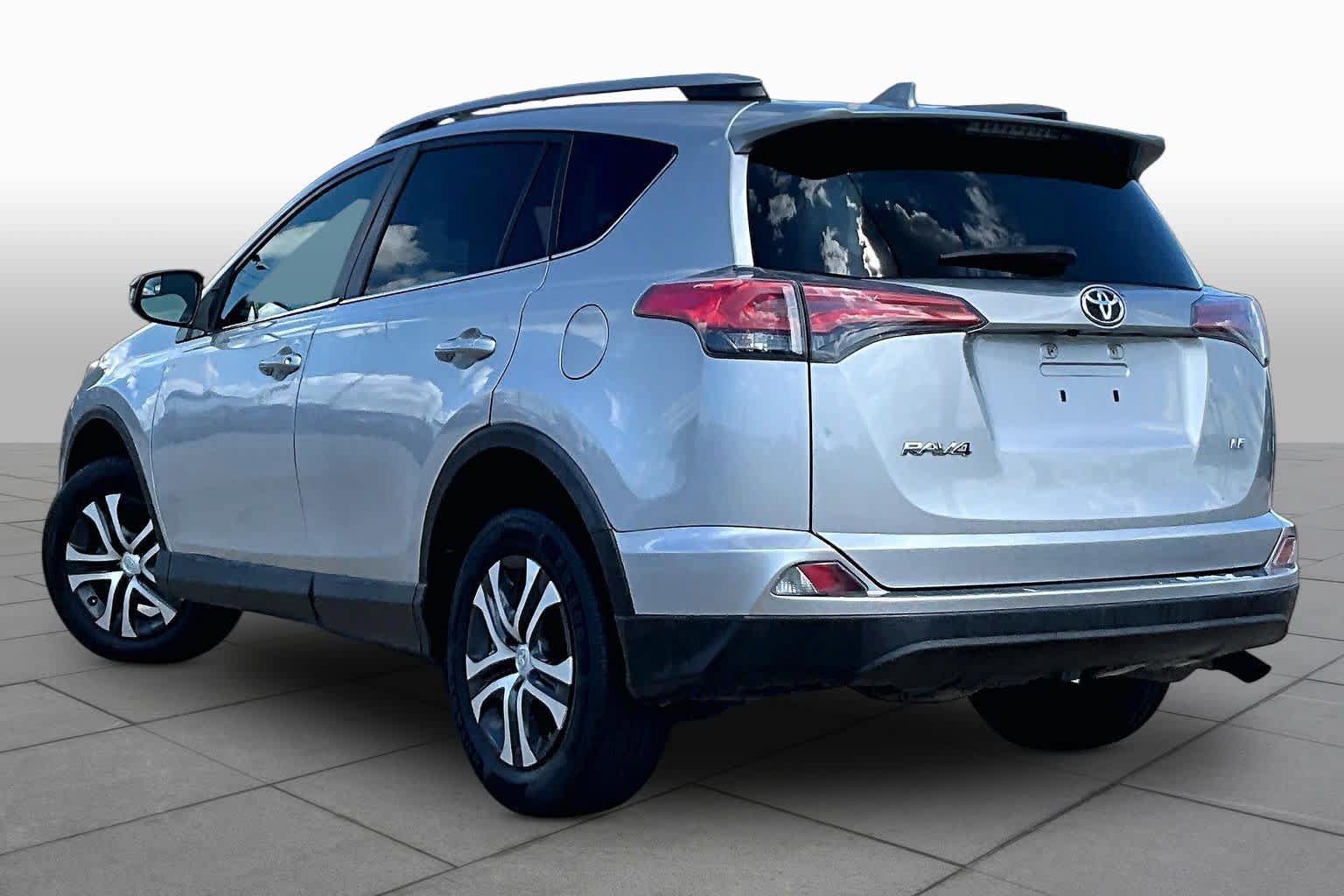 Used 2017 Toyota RAV4 LE FWD image 12