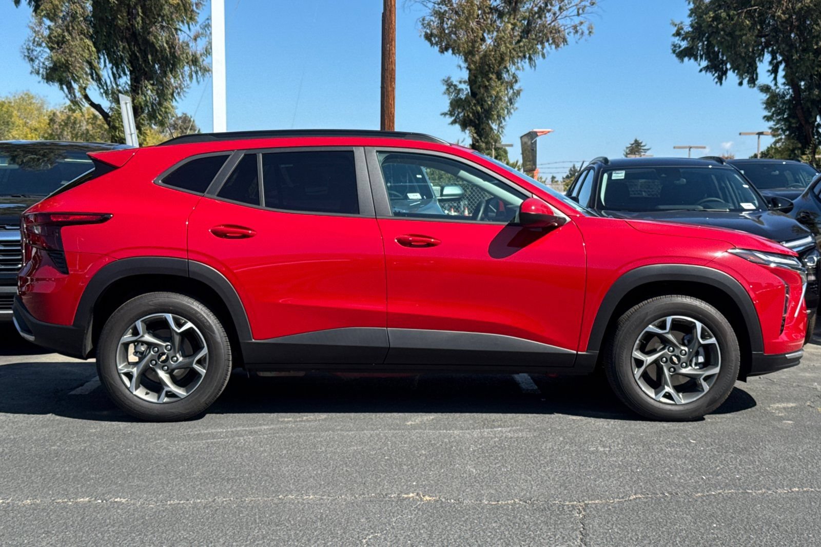 Used 2026 Chevrolet Trax LT w/ Sunroof Package FWD image 4
