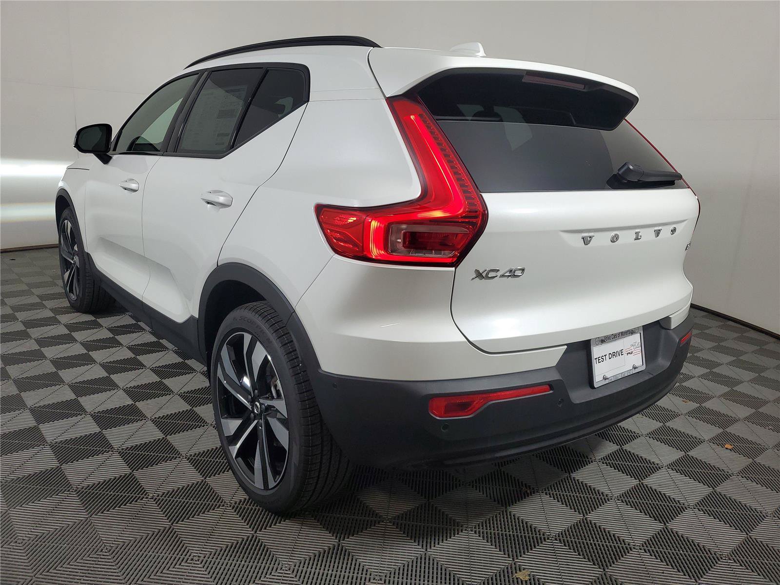 New 2026 Volvo XC40 B5 Plus w/ Climate Package AWD/4WD image 4