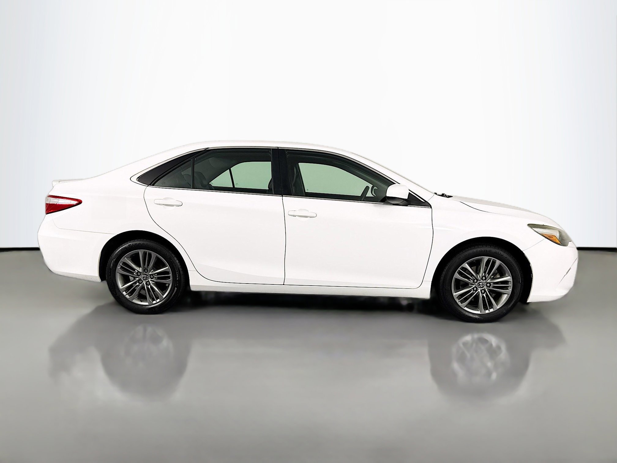 Used 2015 Toyota Camry SE FWD image 4