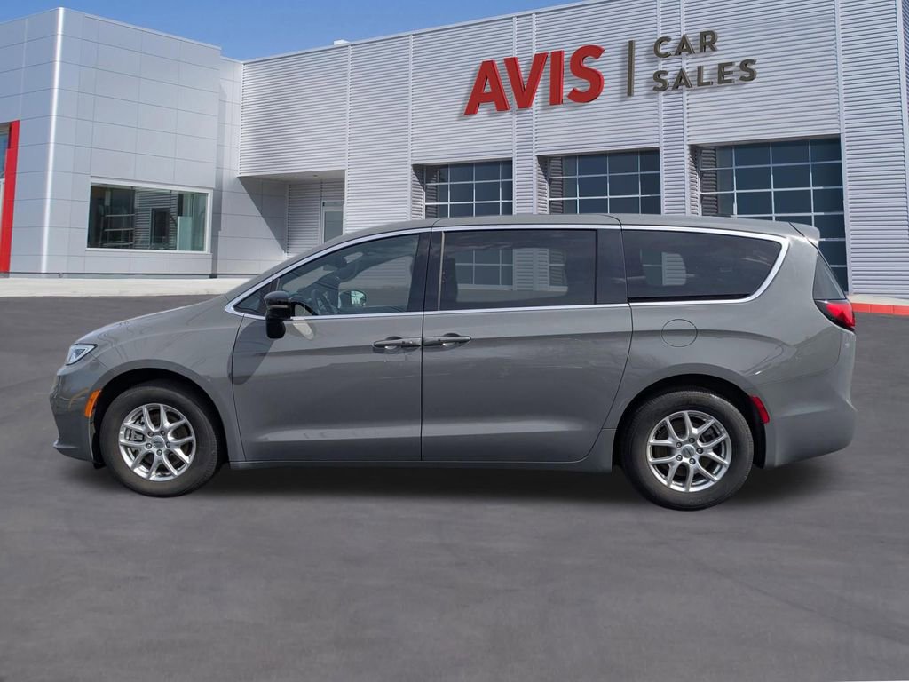 Used 2025 Chrysler Pacifica Select image 10