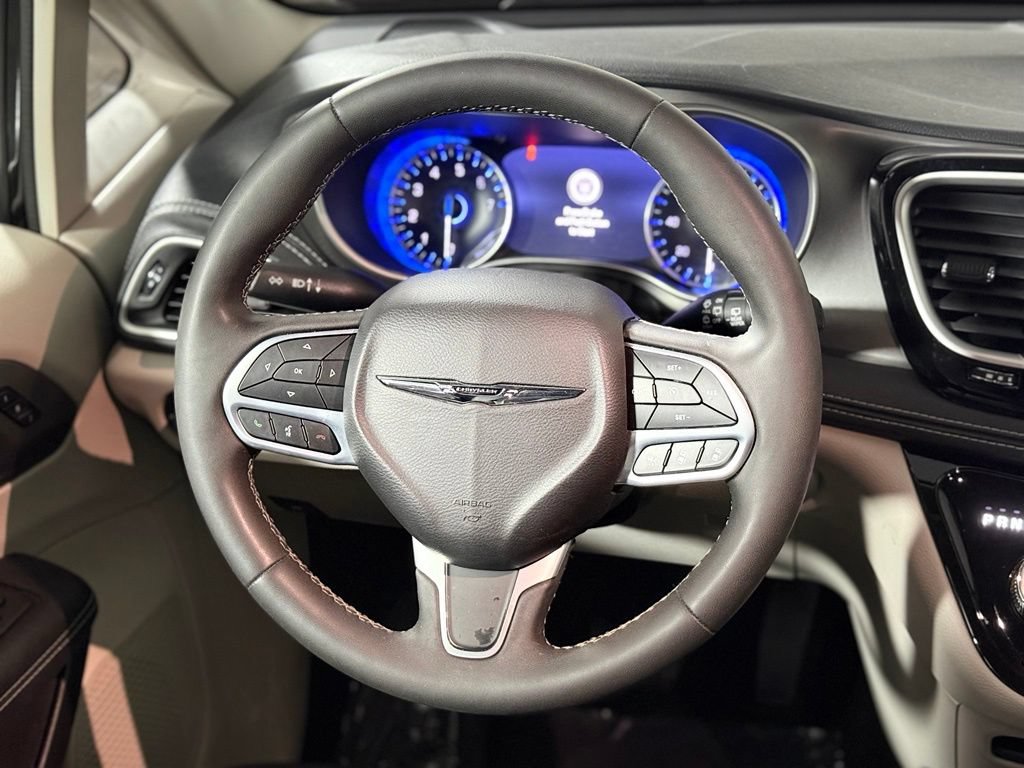 Used 2023 Chrysler Pacifica Touring-L AWD/4WD image 12