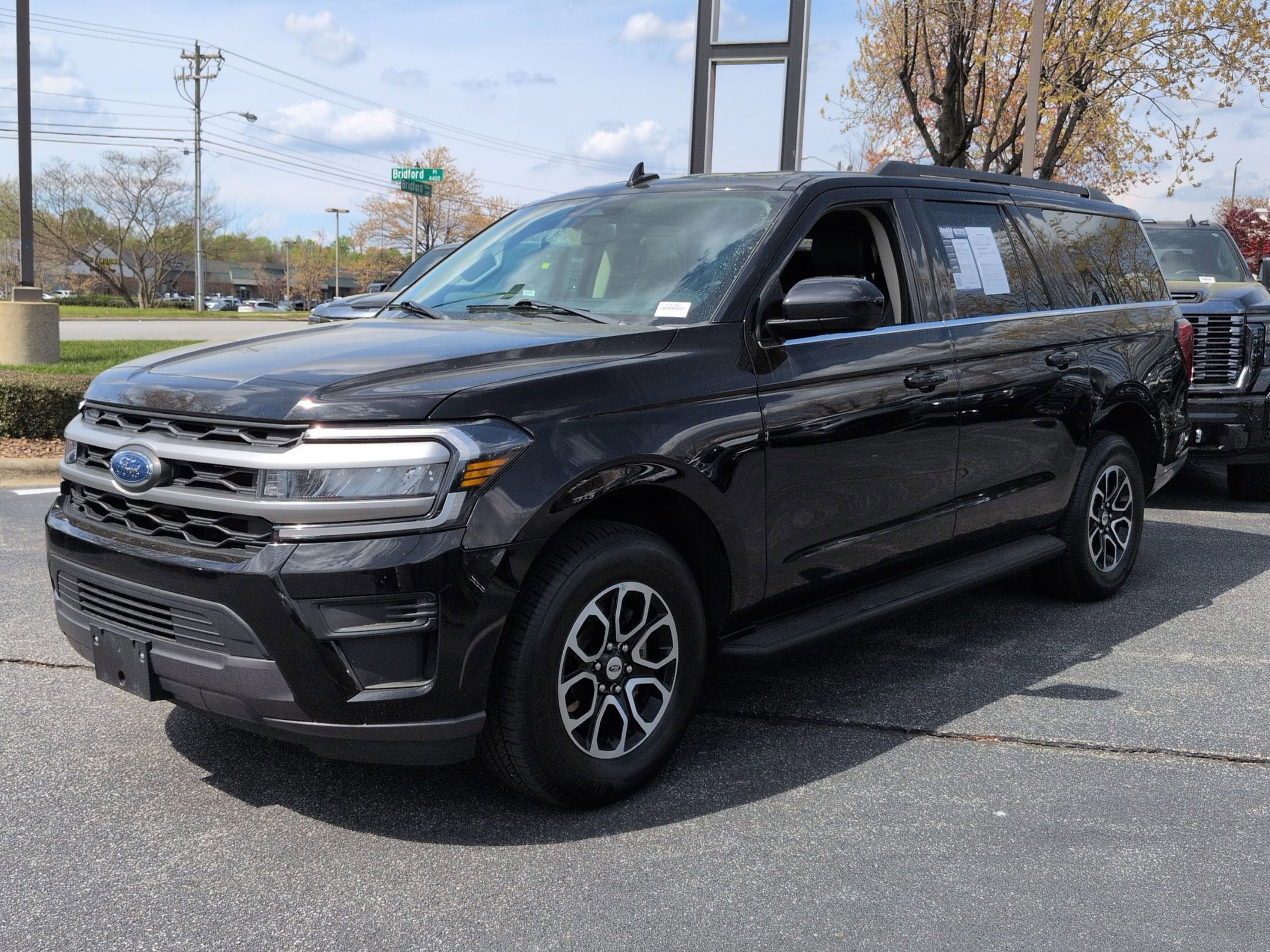 Used 2024 Ford Expedition Max XLT image 5