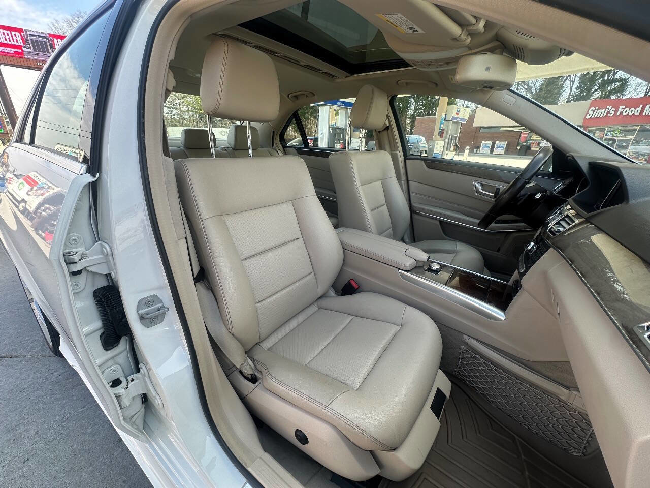 Used 2014 Mercedes-Benz E 350 4MATIC Sedan image 9