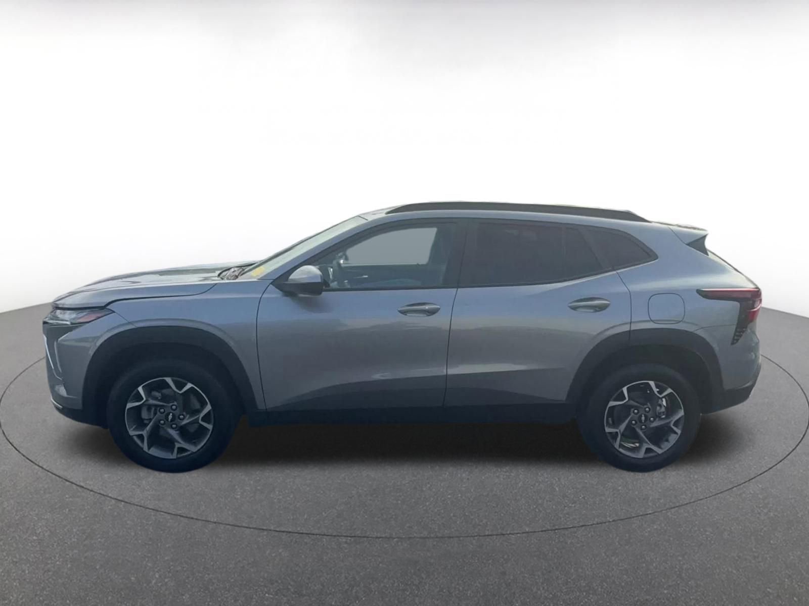 Used 2025 Chevrolet Trax LT w/ LT Convenience Package image 8