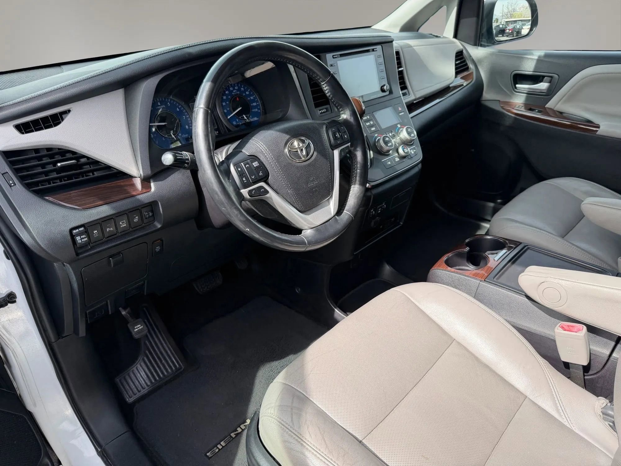 Used 2018 Toyota Sienna Limited Premium image 17