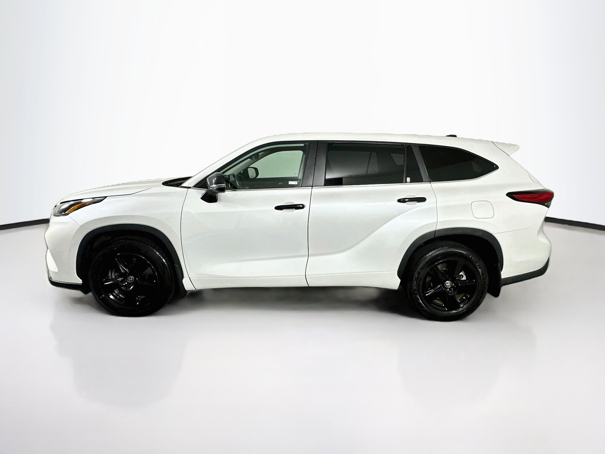 Used 2023 Toyota Highlander L FWD image 4