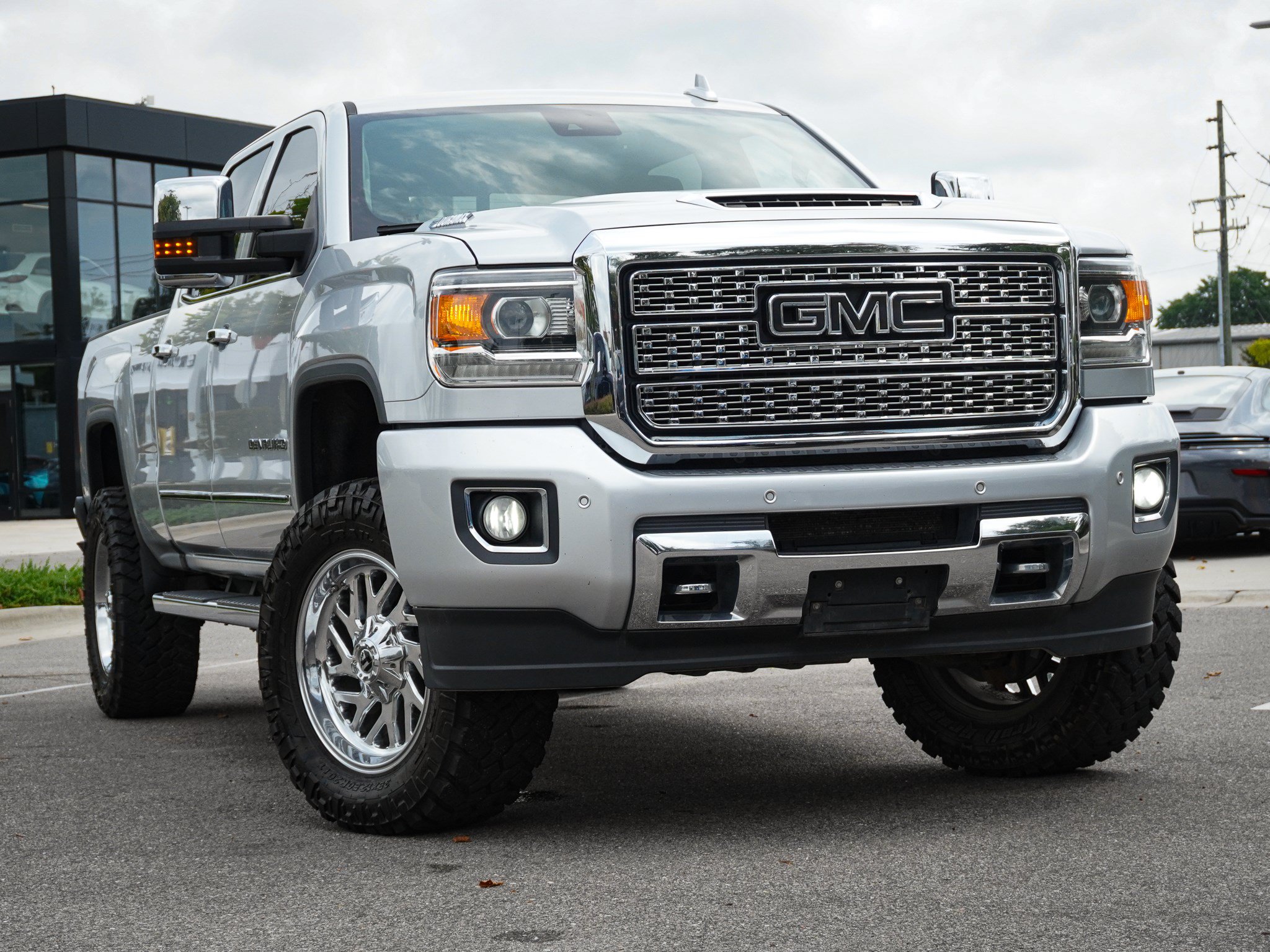 Used 2019 GMC Sierra 2500 Denali w/ Duramax Plus Package AWD/4WD image 2