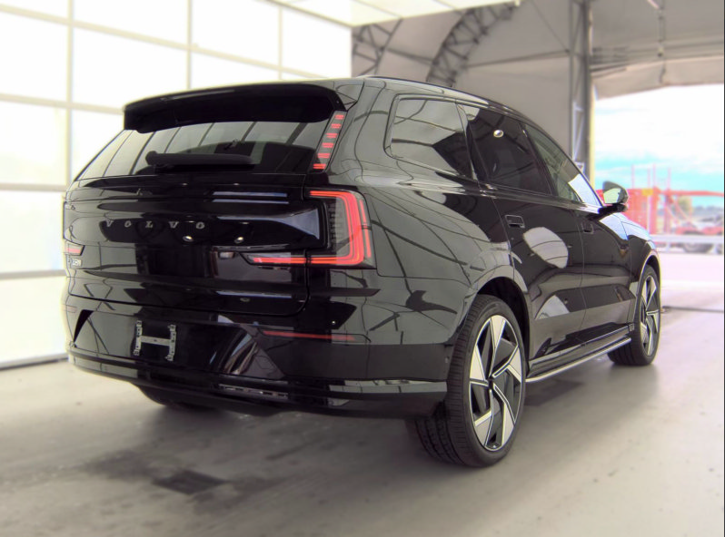 Used 2025 Volvo EX90 Ultra AWD/4WD image 2