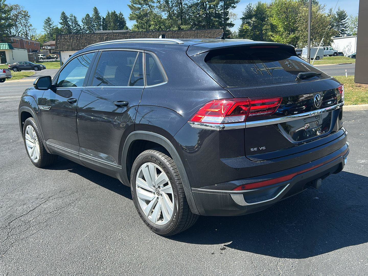 Used 2022 Volkswagen Atlas Cross Sport SE AWD/4WD image 3