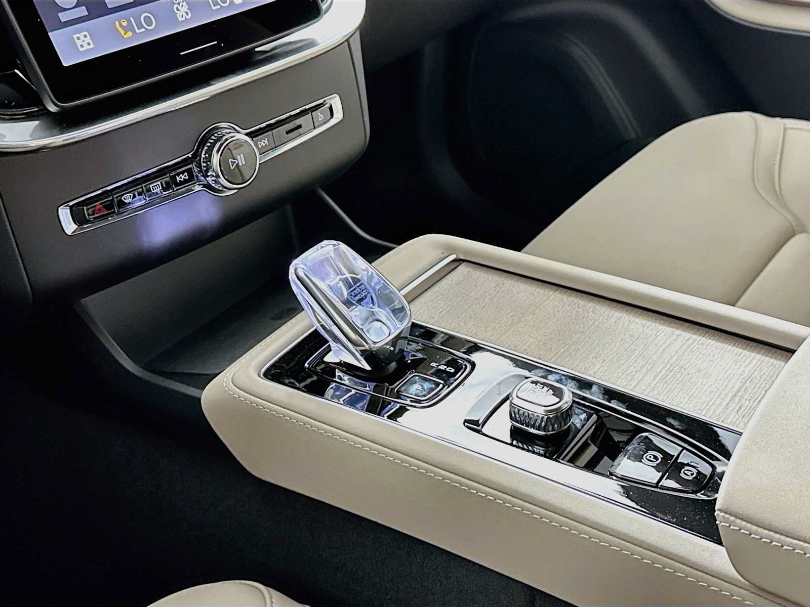 New 2026 Volvo XC90 B6 Plus w/ Protection Package Premier AWD/4WD image 15