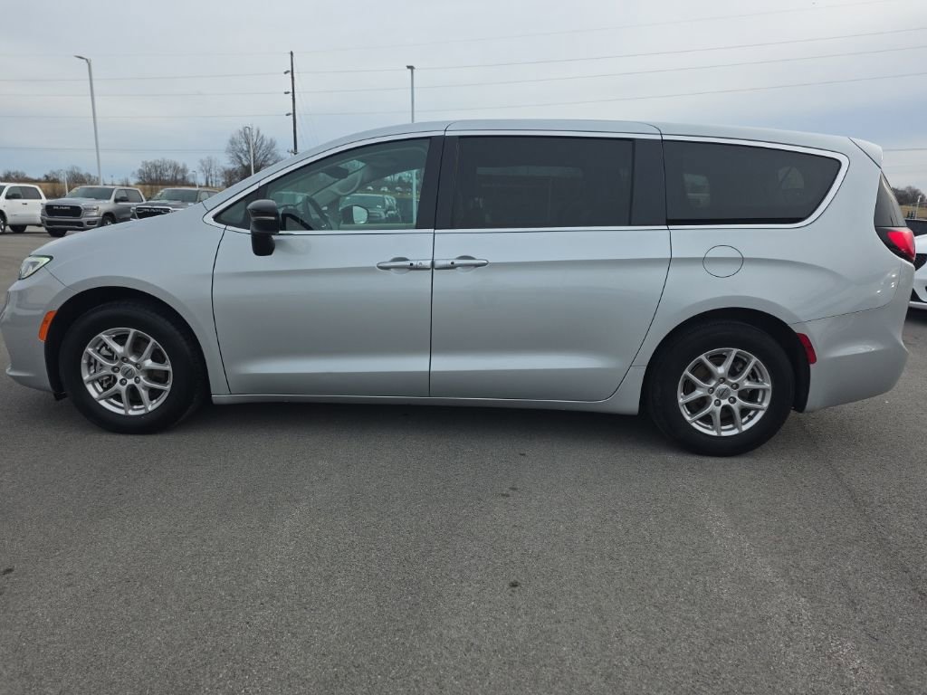 Used 2024 Chrysler Pacifica Touring-L FWD image 8