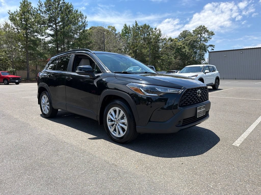 Used 2023 Toyota Corolla Cross LE w/ Moonroof Package AWD/4WD image 4