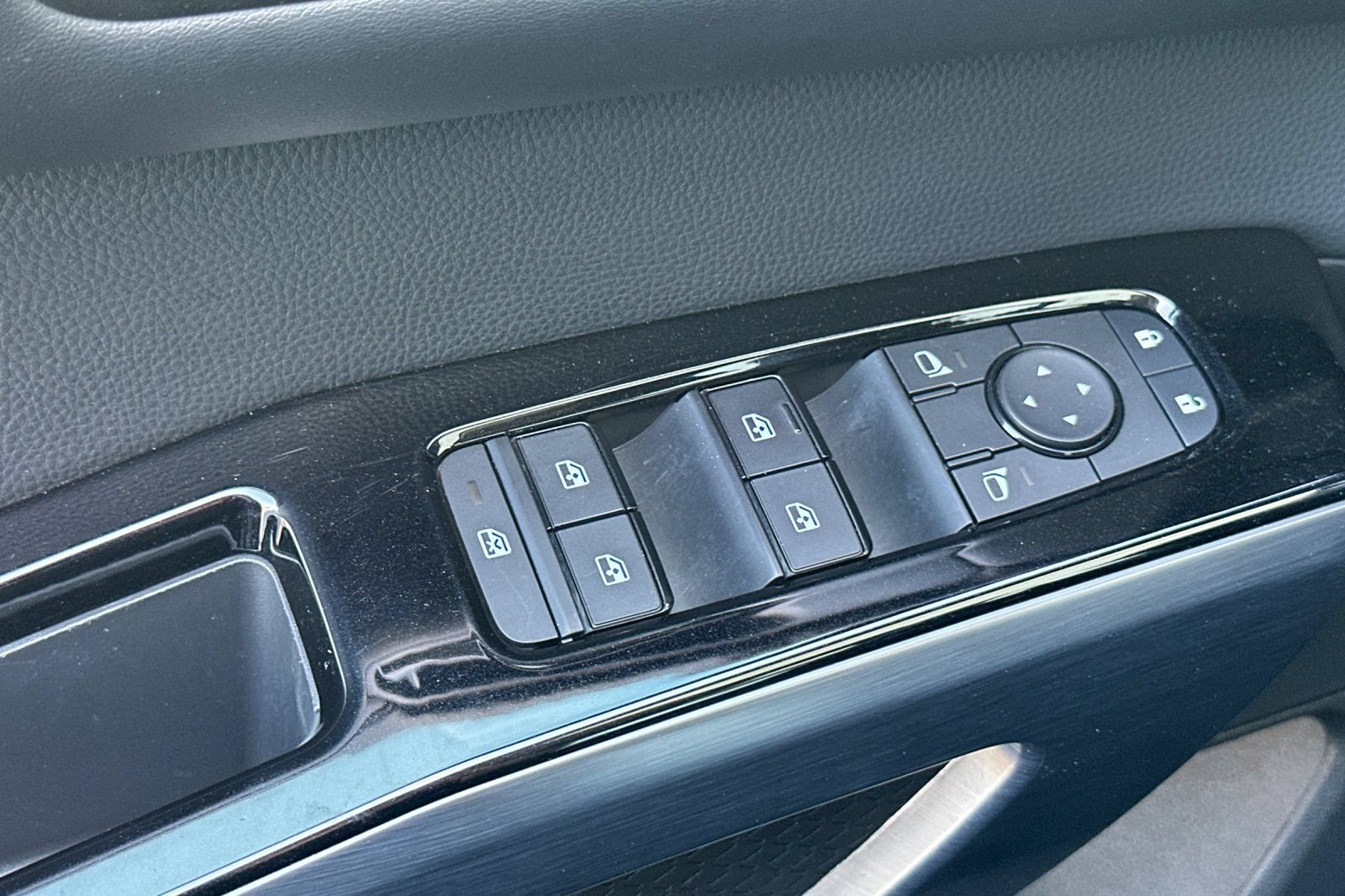 Certified 2025 Nissan Pathfinder SL FWD image 12