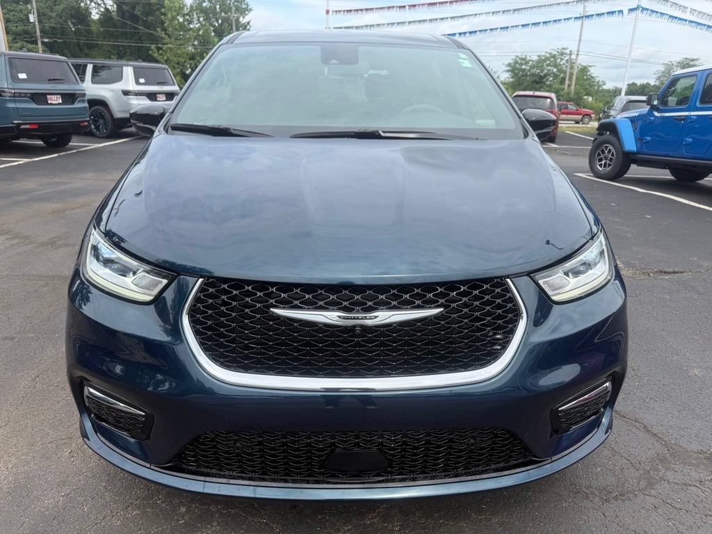 Used 2025 Chrysler Pacifica Select w/ Uconnect Theater Family Group AWD/4WD image 10