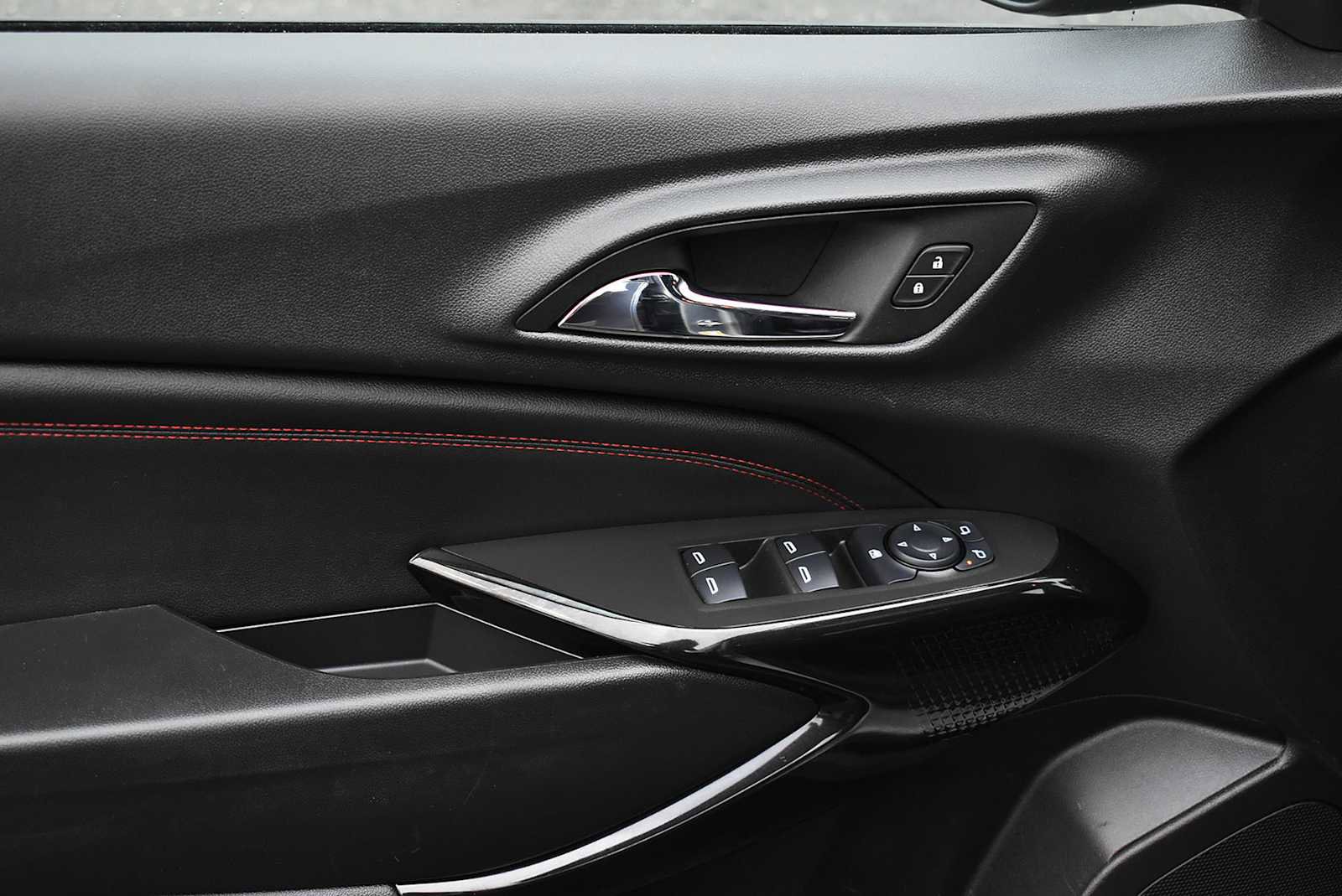 Used 2025 Chevrolet Trax RS w/ Sunroof Package image 26