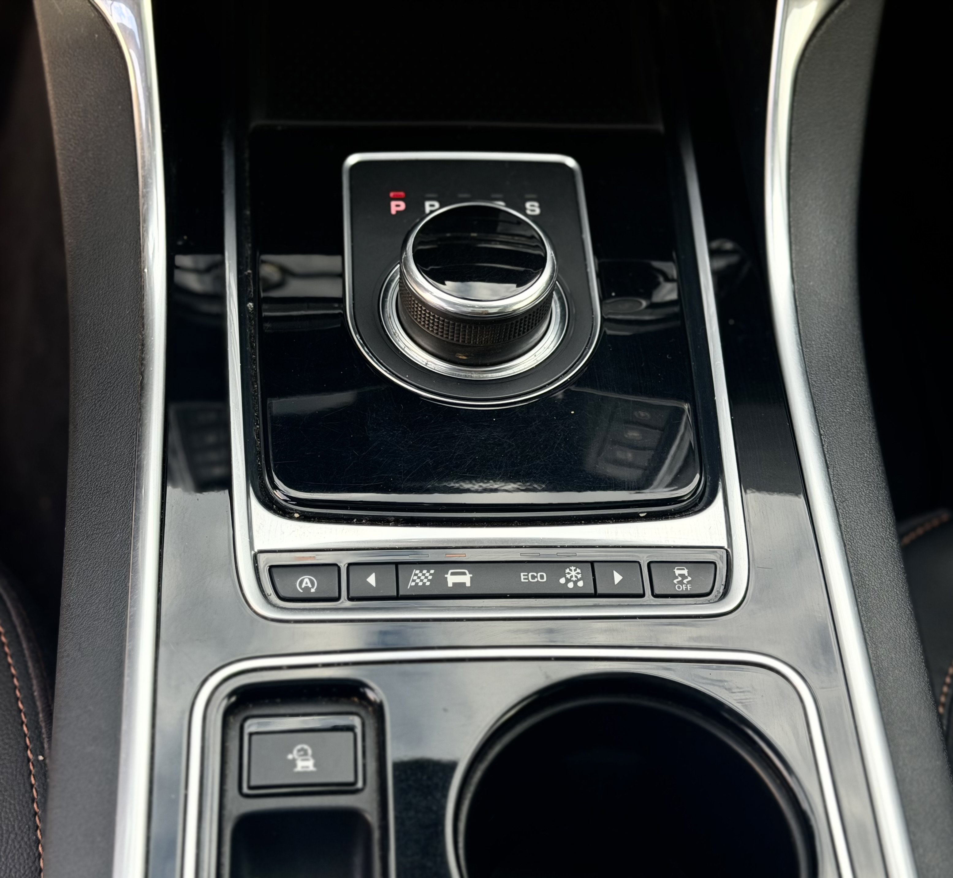 Used 2017 Jaguar XE Prestige RWD image 22