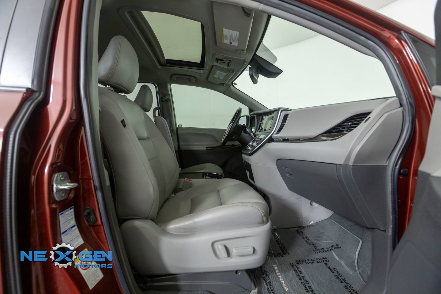 Used 2019 Toyota Sienna XLE w/ XLE Navigation Package image 35