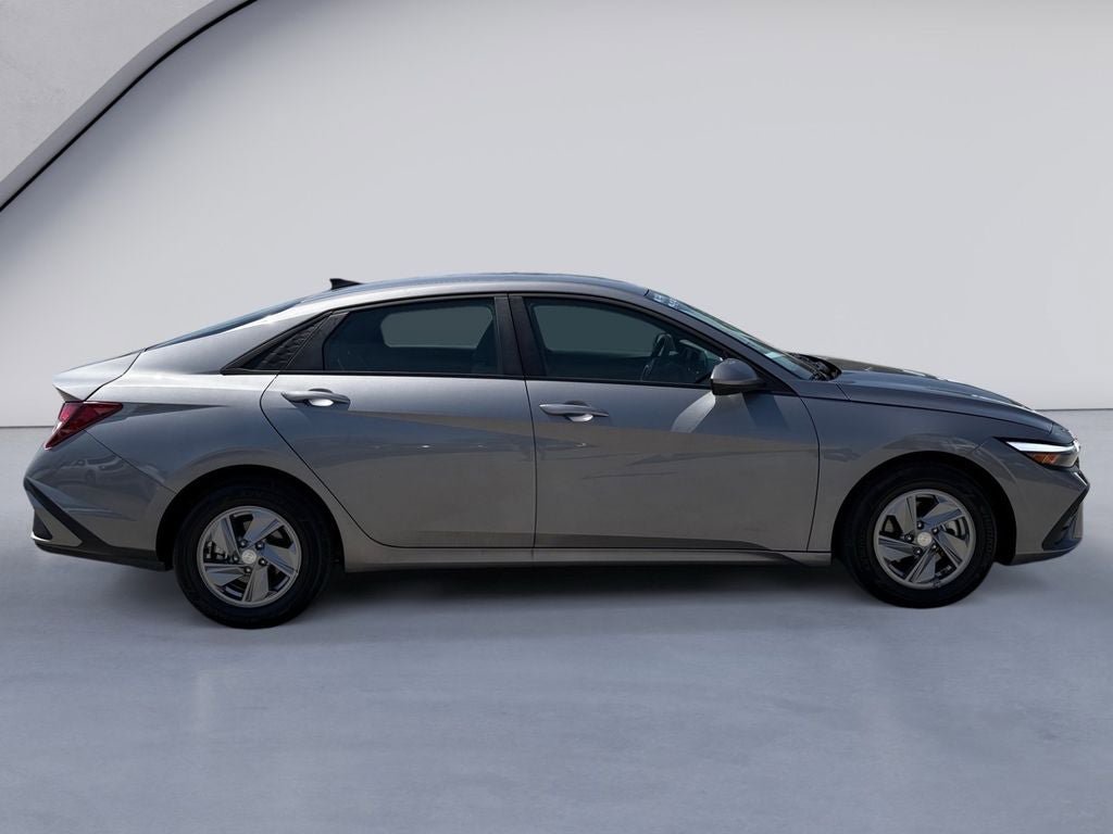 Used 2024 Hyundai Elantra SE FWD image 6