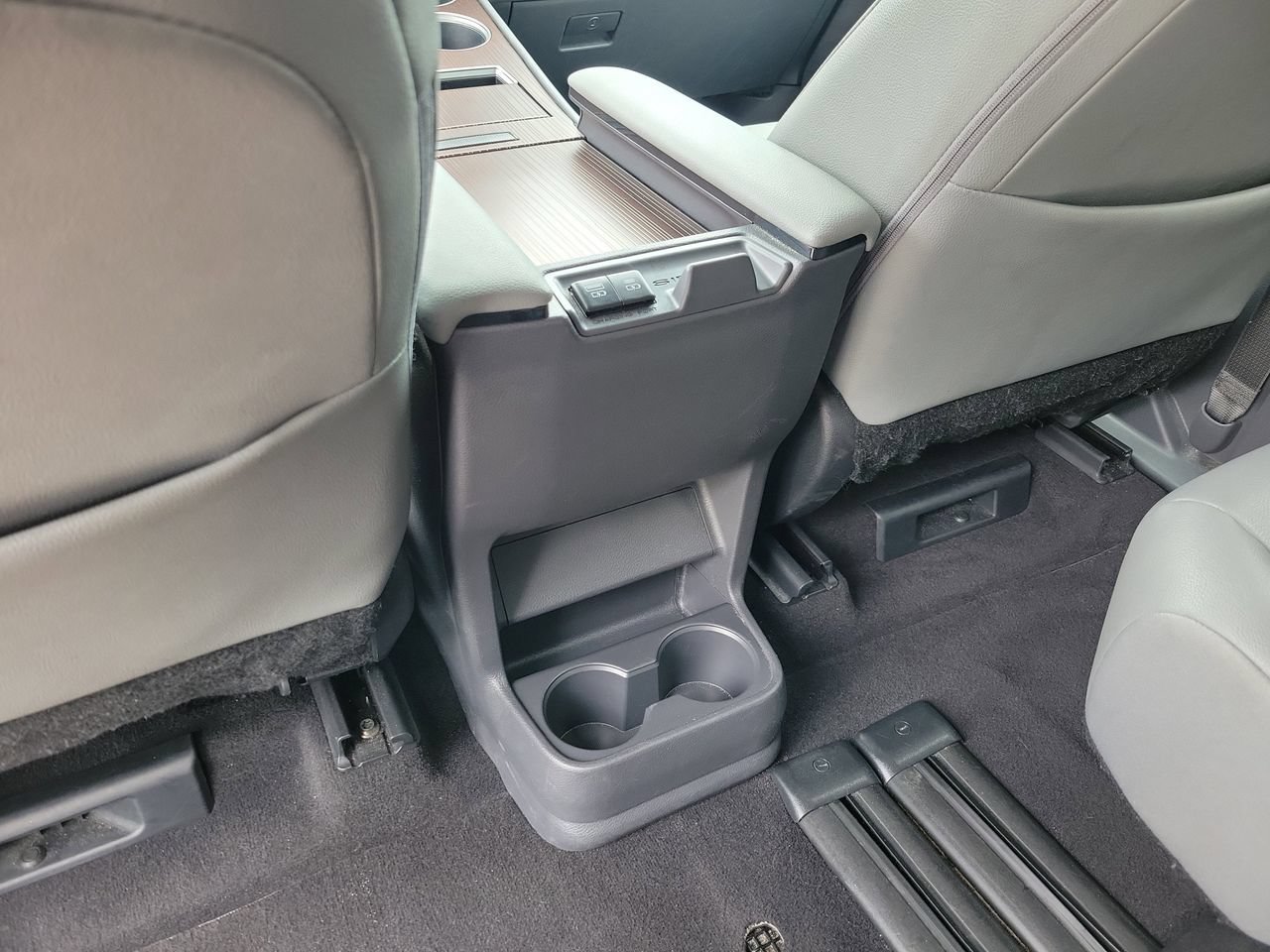 Used 2024 Toyota Sienna XLE FWD image 12