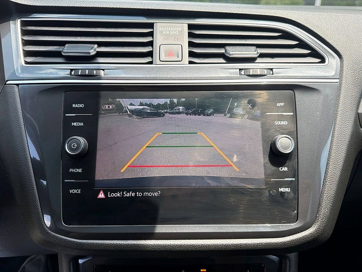 Used 2023 Volkswagen Tiguan SE w/ Panoramic Sunroof Package FWD image 24