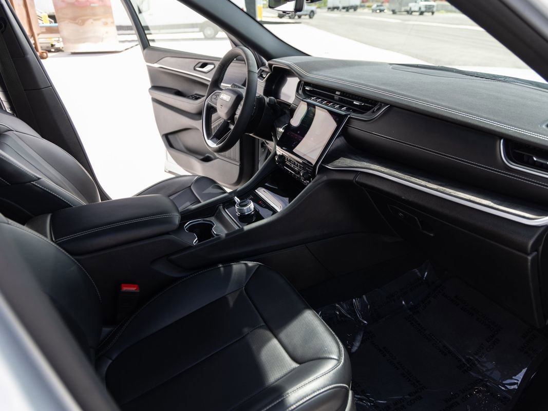 Used 2025 Jeep Grand Cherokee L Limited w/ Luxury Tech Group II AWD/4WD image 29