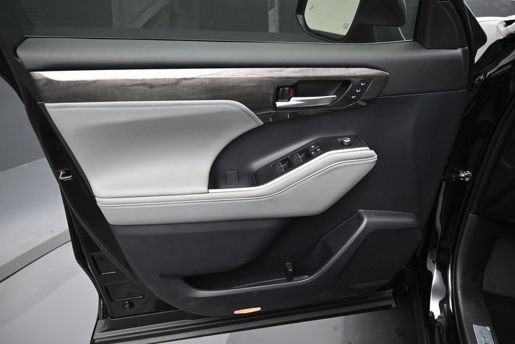 Certified 2026 Toyota Highlander Limited AWD/4WD image 11