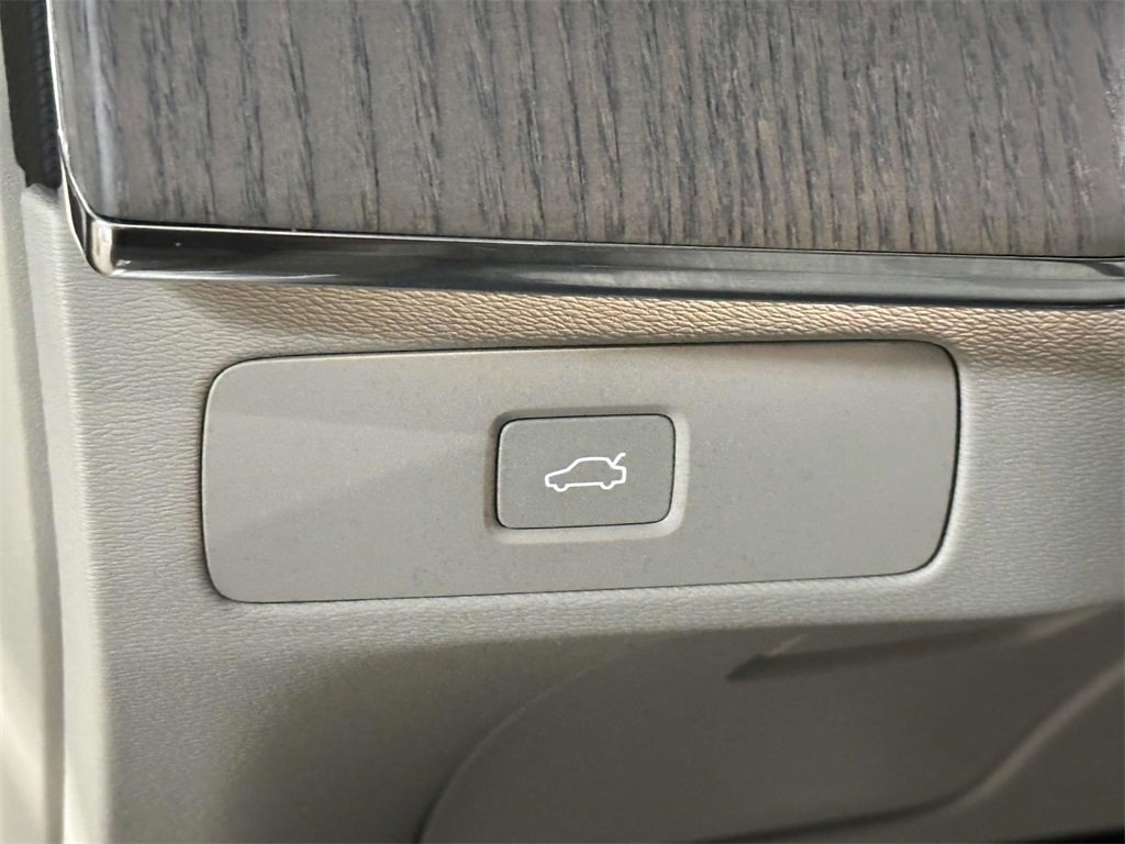 Used 2025 Volvo XC90 B5 Plus image 26