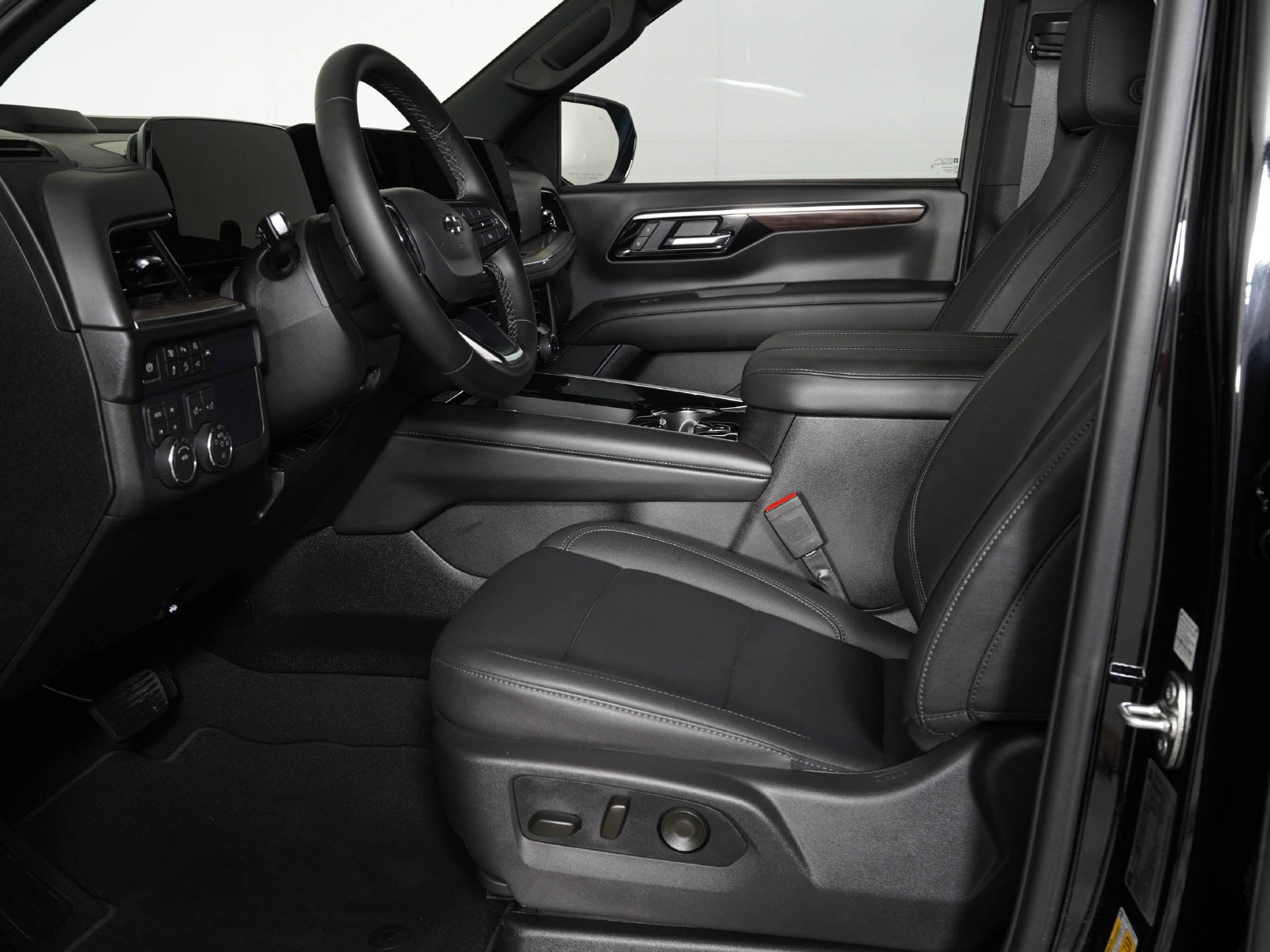 Used 2026 Chevrolet Tahoe Z71 AWD/4WD image 16