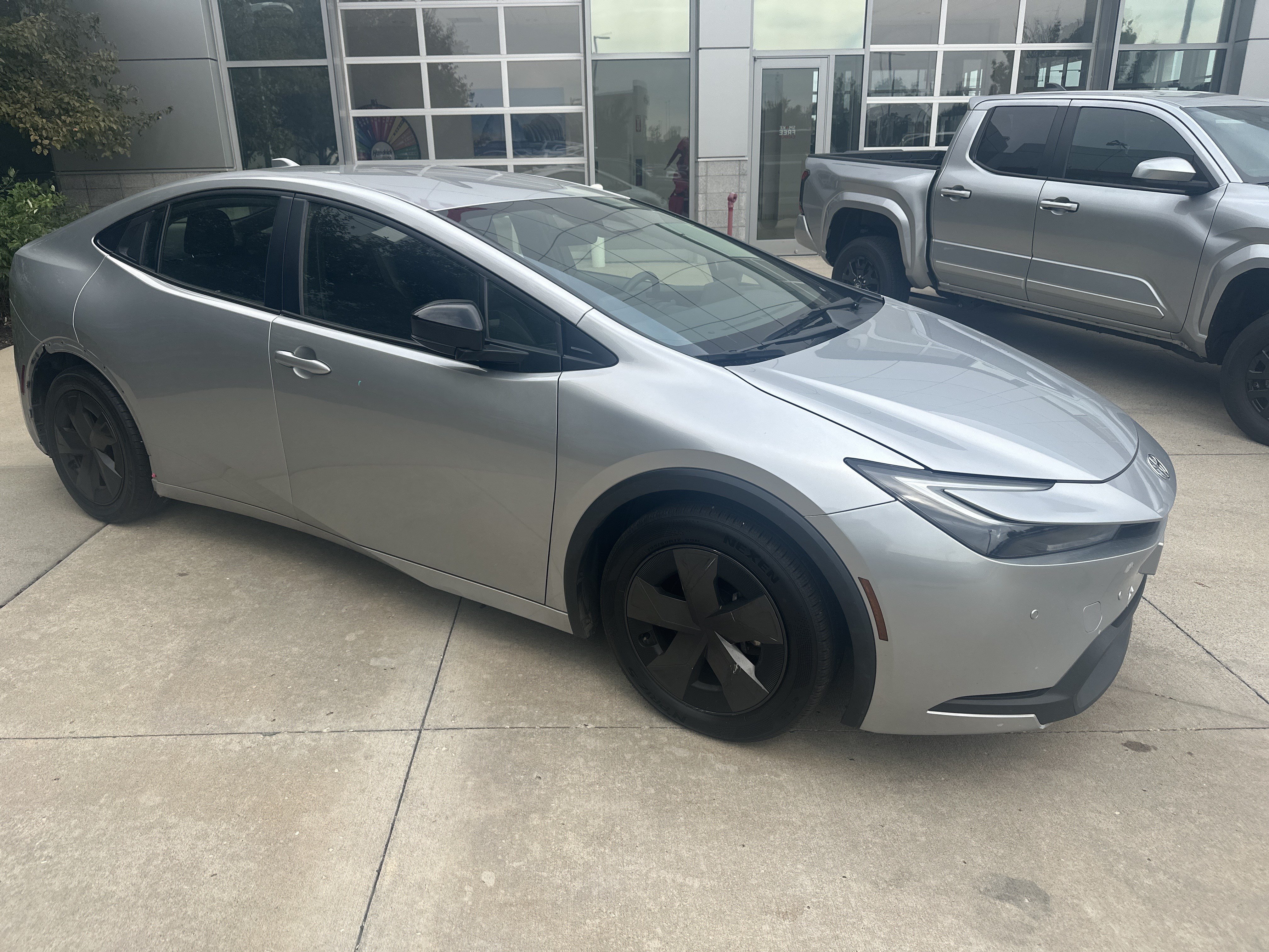 Used 2025 Toyota Prius LE FWD image 2