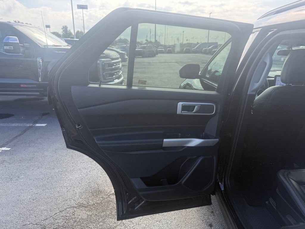 Used 2024 Ford Explorer XLT w/ Equipment Group 202A AWD/4WD image 31